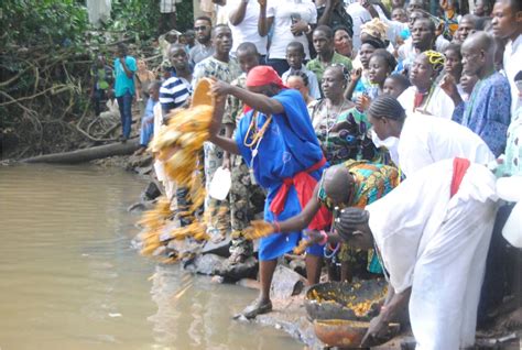  Oshogbo Masquerade :  A Symphony in Wood and Spirit!